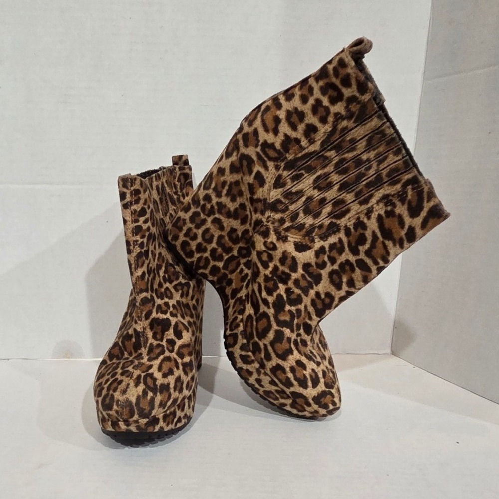 Leopard Print Wedge Ankle Booties  Size 6B 36 Animal Print Statement Glam Chic